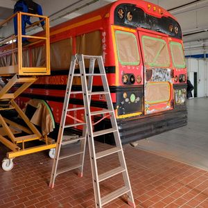 Um den Bus neu lackieren zu können, muss der alte Lack ab bzw. vorbehandelt werden. (Bild:  Holger Zietz - VCG)