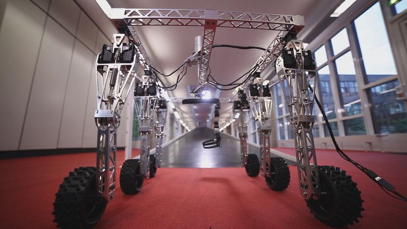 Das elfköpfige Berlin-Rockets-Team entwickelt für den Wettbewerb einen selbständig agierenden Roboter, der sich auf zwei Arten fortbewegen kann: Zum einen ist er dazu in der Lage, auf sechs Beinen zu schreiten, um beispielsweise unwegiges Gelände zu überwinden. Zum anderen kann sich der Roboter auf Rädern fortbewegen, so dass er auf ebenem Untergrund höhere Geschwindigkeiten erreicht. (DLR)