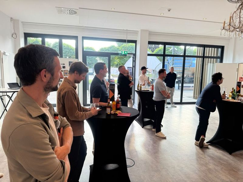 Die Partner hören aufmerksam zu und freuen sich auf die Live-Demos der Produkte. (Bild: Solum)