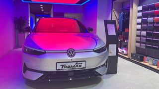 Auto Thomas bietet an seinem neuen Standort, dem VW City Store in der Bonner Innenstadt, aktuell den ID 7 als einziges Ausstellungsfahrzeug. Aber jedes Modell kann komplett digital konfiguriert werden.  (Bild: Pfaff – VCG)