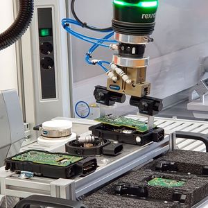 Pilotprojekt im Labor der Modellfabrik der Zukunft bei Bosch Rexroth in Ulm: Durch die laufende Referenzierung von Positionen und die Übermittlung der Korrekturdaten durch den Smart Flex Effector gelingt es dem Roboter, Platinen in Motorsteuergeräte so feinfühlig wie eine menschliche Hand einzusetzen.