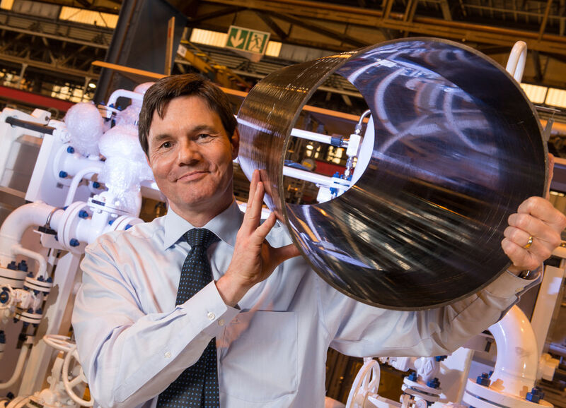 Weil der Gaskompressor STC-ECO weder reparaturanfällige Dichtungen noch ein Schmierölsystem oder ein Getriebe braucht, kann er auch zur Gasförderung auf dem Meeresgrund eingesetzt werden. Erfinder Dr. Ralf Bode aus Duisburg hat das Material für das Spaltrohr entwickelt, das die Kupferwicklungen des Motors vom Gasgemisch trennt. (Volker Steger, Siemens AG)