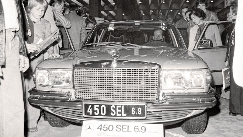 Bei seiner Präsentation 1973 drückten sich die Besucher der IAA förmlich die Nasen am neuen Topmodell der S-Klasse, dem 450 SEL 6.9, platt.