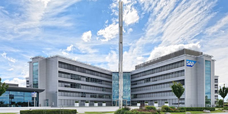 Die Cloud-Strategie von SAP: Trotz Losung "Cloud first" will der Konzern auf keinen Fall auf seine On-premise-Kunden verzichten oder sie gar im Stich lassen. Die Cloud-Strategie von SAP: Trotz Losung "Cloud first" will der Konzern auf keinen Fall auf seine On-premise-Kunden verzichten oder sie gar im Stich lassen.