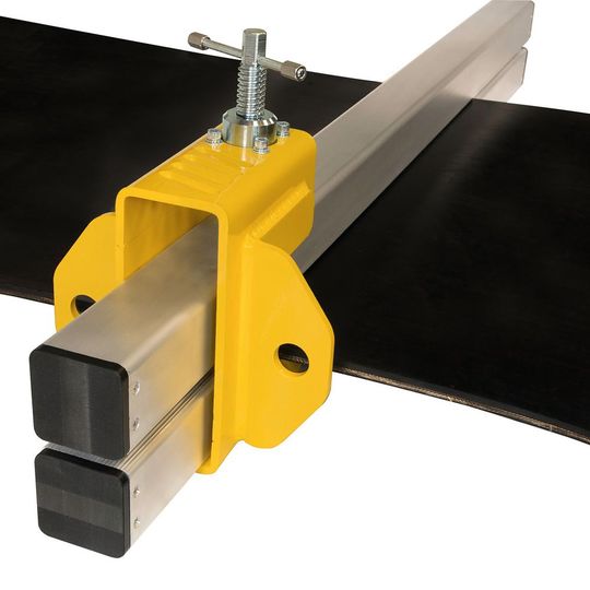 Die Bandklemme TUG HD eignet sich für verschiedene Bandmaterialien und -arten.(Bild:  Flexco Europe)