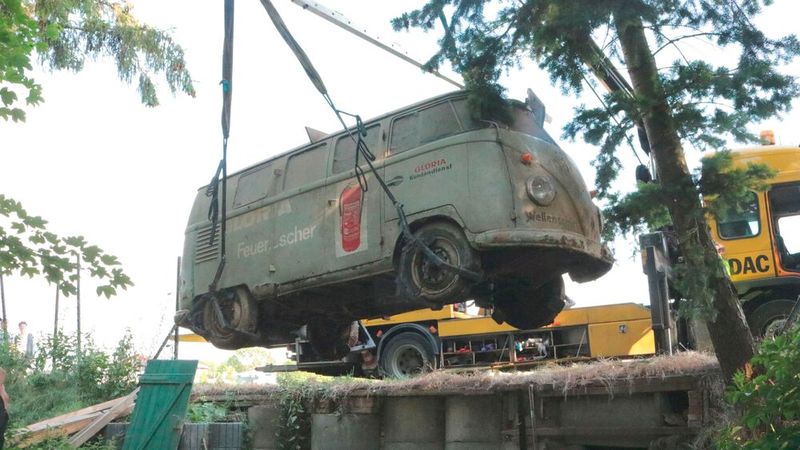 Aus seinem Fischereiweiher-Dornröschenschlaf gehoben: einer der ältesten VW Bullis, die es weltweit heute noch gibt.(Bild:  Ascari)
