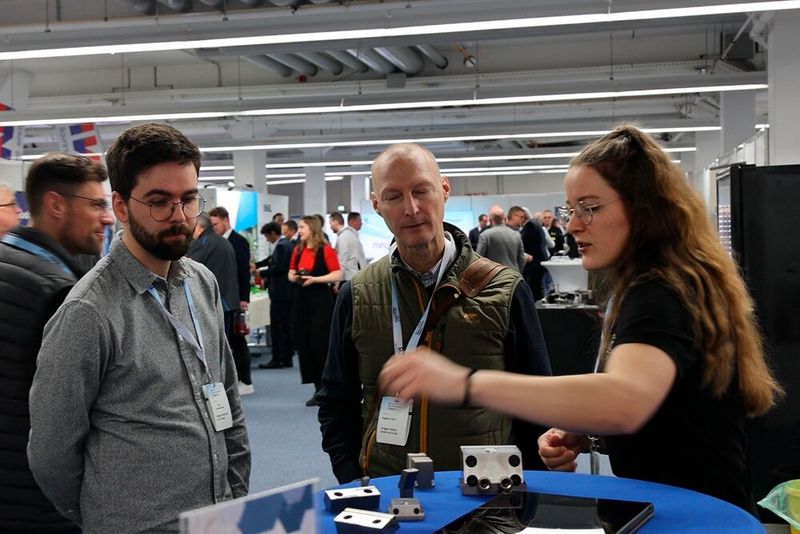 Die Impulse und Ideen, die die Besucher aus den Beiträgen mitnahmen, konnten sie dann an den Ständen der mehr als 115 Aussteller auf der begleitenden Fachausstellung weiter vertiefen. Dazu ka,men zahlreiche Live-Präsentationen und zahlreiche Möglichkeiten zum Netzwerken zwischen den Experten. (Bild: Maschinenmarkt/rw)