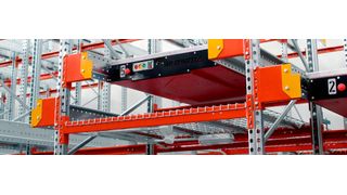 Das „AR Shuttle“ ist eine Kanallagerkonstruktion mit automatischen Regalwagen. (AR Racking)