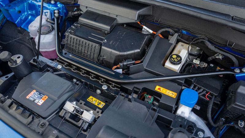 Gut gefüllt: Unter der Motorhaube fand sich kein Platz mehr für einen praktischen Frunk. (Bild: Stuart G W Price)