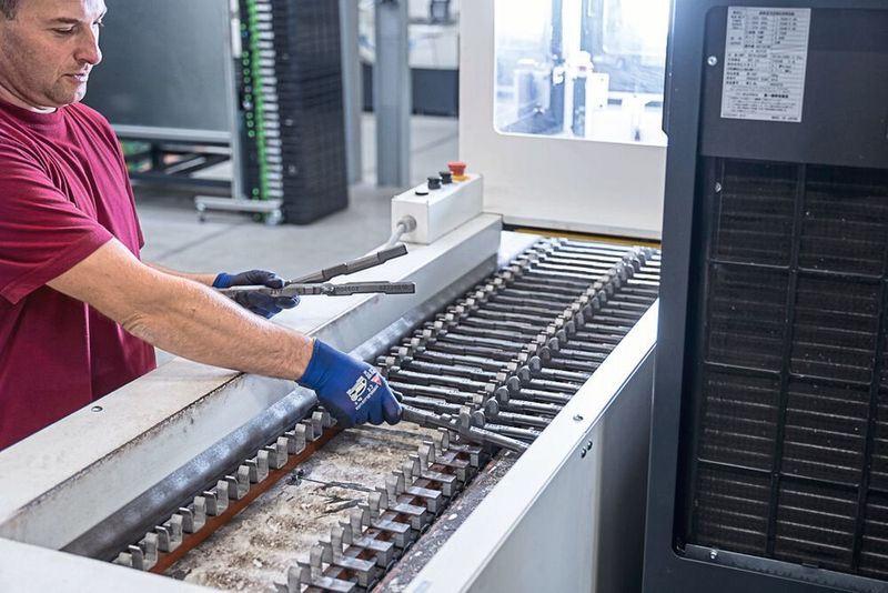 Im ersten Schritt werden die Rohteile über ein Transportband zugeführt. (DMG Mori)