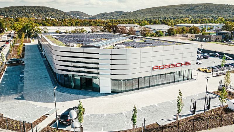 Die Graf-Hardenberg-Gruppe hat ihr Porsche-Zentrum Karlsruhe in einen Vorort verlegt, nach Ettlingen. Entstanden ist als Neubau eine Destination Porsche. Das Autohaus hat Leuchtturm-Charakter für die Autohausgruppe, die allerdings weiterhin in der Fläche präsent ist – im Vertrieb ebenso wie im Service. Auf den Aftersales richtet sich derzeit ein besonderer Fokus des Managements. (Bild: Jan Liebel)