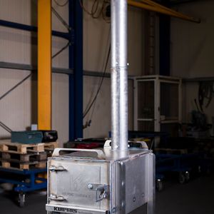 Mit dem Feldofen kann man heizen und kochen. 760 Öfen sollen ein bisschen Wärme ins kalte Kriegsgebiet bringen.(Bild:  Trumpf)