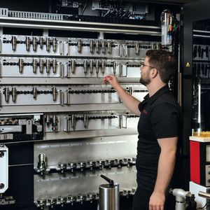 Bis zu 210 Plätze stehen im Werkzeugwechsler der Kern Micro HD zur Verfügung. Dadurch kann NH Micro eine große Bandbreite verschiedenster Präzisionsbauteile fertigen, ohne Werkzeuge auswechseln zu müssen. Abgebildet ist eine eigene Automatisierungslösung im Werkzeugwechselschrank.(Bild:  NH Micro / Kern Microtechnik GmbH)