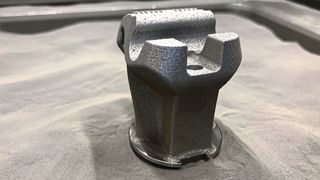 Burgmaier hat per Hybridbau ein Hochdruck-Werkzeug für ZCC Cutting Tools gefertigt. Dabei wurde auf einen konventionell hergestellten Grundkörper der Aufbau per SLM-Verfahren ergänzt. (Bild: Burgmaier)