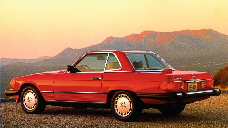 Wie bereits beim Vorgängermodell stellten die USA den größten Absatzmarkt. Der überwiegende Teil der Fahrzeuge war mit den großvolumigen V8-Motoren ausgestattet. Hubraumstärkste und nur in den USA und Japan angebotene Variante war der 560 SL. (Bild: Daimler AG)