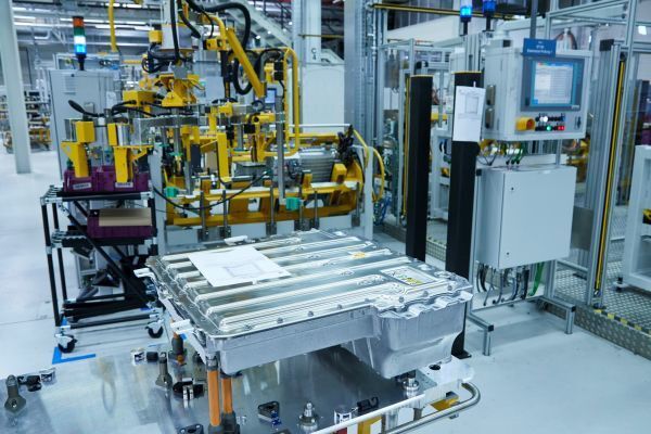 Elektro-Komponenten-Fertigung in Dingolfing für Plug-in-Hybridfahrzeuge.  (BMW)
