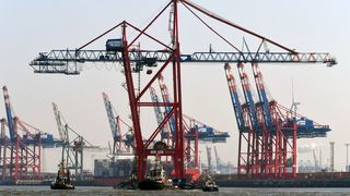 Die erste von sechs Liebherr-Containerbrücken ist am 27. März 2020 am Eurogate-Terminal in Hamburg angekommen. (Eurogate)