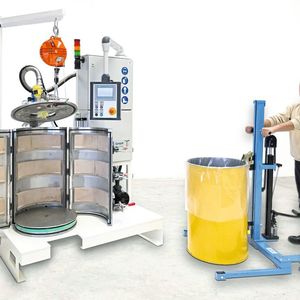 Volle Fässer ohne Luft – und zwar in Minuten befüllt und transportfähig, verspricht Tartler. Mit der Vakuumstation Tavea 200 F könnten Materialhersteller pastöse und hochviskose Fluide störluftfrei in 200-Liter-Deckelfässer abfüllen.