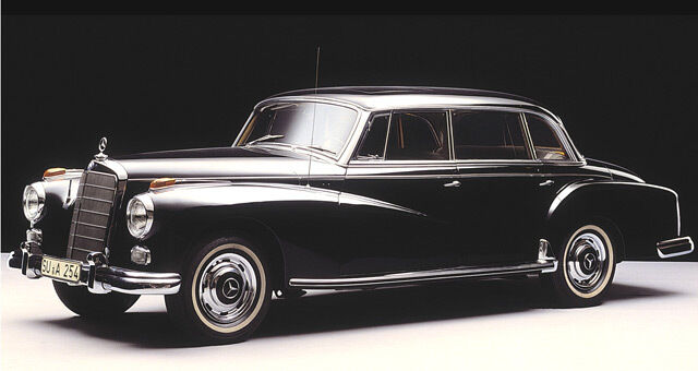 Dienstwagen des „Alten“: Der ehemalige Bundeskanzler Konrad Adenauer vertraute auf den Mercedes-Benz 300 (1951 - 1962). Deshalb hört der Oldie auch heute noch auf den Namen „Adenauer-Limousine“. (Daimler)