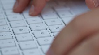 Derzeit erhalten Arbeitgeber und Unternehmen bundesweit unseriöse Mails zum Thema Kurzarbeitergeld. (Bild: Internet Cafe / Nelson de Witt / CC BY-SA 2.0)