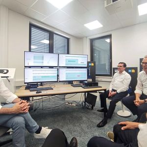 Mit hima360 haben die Sicherheitsexperten eine offene Plattform für digitale Sicherheitslösungen eingeführt. Dieses System bündelt sicherheitsrelevante Daten, Applikationen und Services, um den gesamten Lebenszyklus industrieller Sicherheitsanlagen zu vernetzen.(Bild:  PROCESS/Stephan)