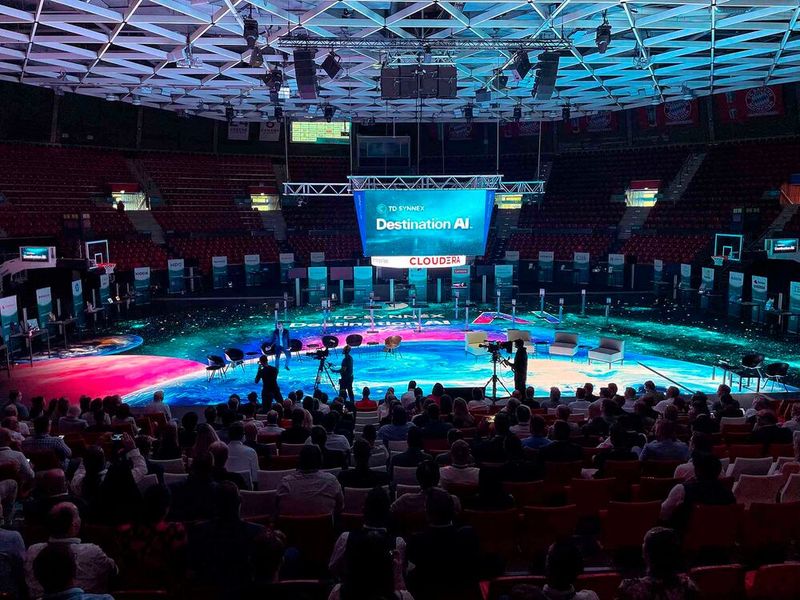 Der weltweit einzige LED-Basketball Boden bot eine unglaubliche Animationsfläche und setzte die Experten in Szene.  (Bild: TD Synnex)