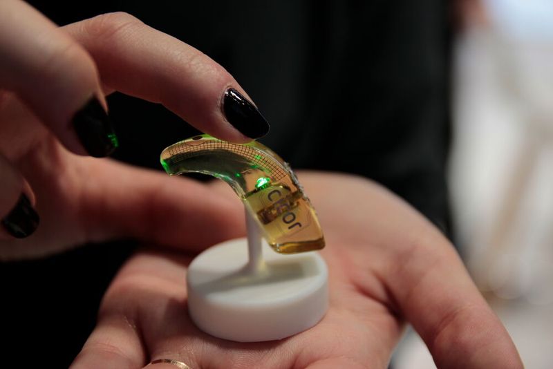 Auf die Schale eines Hörgerätes druckte Cicor per Aerosol-Jetdruck eine 2,4-GHz-Bluetooth-Antenne und kapazitive Berührungssensoren. (Bild: Breunig – VCG)