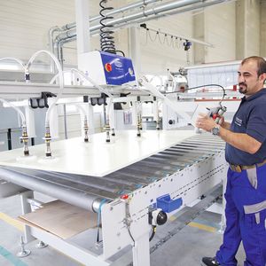 Medikomp setzt zur Fertigung variabler Operationssäle mehrere Vakuum-Hebegeräte von Schmalz ein, unter anderem zur Entladung einer Presse für Wandelemente.