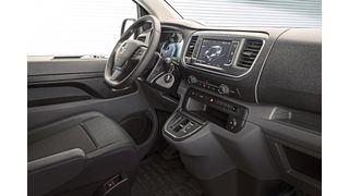 Im Innenraum unterscheiden sich die E-Trapo-Modelle von Opel, Peugeot und Citroën nur geringfügig. (Bild: PSA)