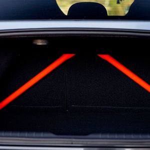 Im Kofferraum ist sogar eine auffällige Domstrebe zu sehen, die die Karosserie versteift, im Gegenzug aber die Nutzung der umklappbaren Rücksitzlehnen behindert.(Bild:  Hyundai)