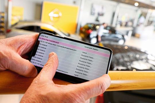 Im Autohaus Schönauen nistete sich der Verschlüsselungstrojaner über eine scheinbar harmlose Fahrzeuganfrage ein.(Bild:  Christian Beie, beier-photographie.de/Solinger Tageblatt)