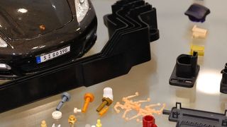 In klimatisierten Räumen produziert Hörl Kunststofftechnik täglich über drei Millionen Klein- und Mikrospritzgussteile aus technischen Kunststoffen, die hauptsächlich für hochwertige Steckverbinder und Kontaktkomponenten verwendet werden. (Bild: Mecadat)