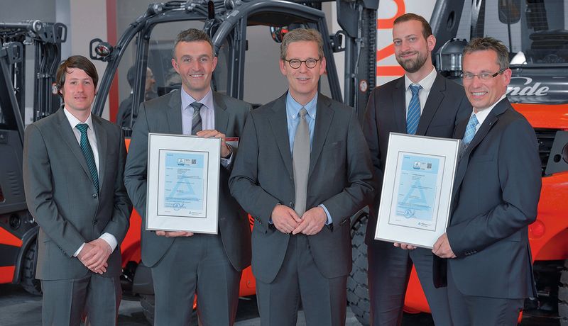 TÜV-Rheinland-Geschäftsführer Dr. Jörg Schlösser (r.) überreicht auf der „World of Material Handling“ in Mainz Zertifikate zur Bewertung von Umweltwirkungen und Ökobilanzen der Linde-MH-Produkte. (Linde-MH)