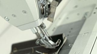 Der Industrienähmaschinen-Hersteller Dürkopp Adler setzt bei seinen Maschinen auf Überwachungssysteme, sodass die Kunden Schwachstellen im Produktionsprozess frühzeitig erkennen. (Fabian Moh)