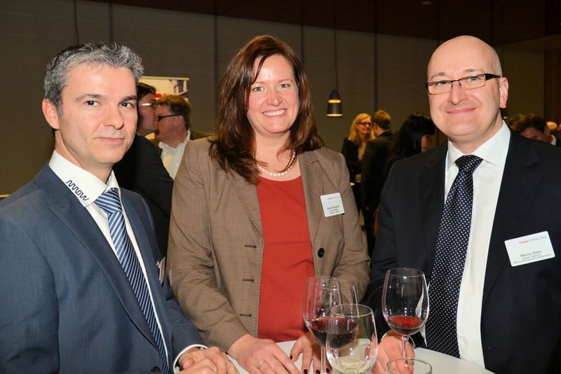 Die Distribution zeigte Flagge auf dem Oracle Partner Day: Martin Wilhelm (l.) und Daniela Marggraf (beide Arrow ECS) mit Marcus Rieks (Materna). (Bild: Michael Hase / IT-BUSINESS)