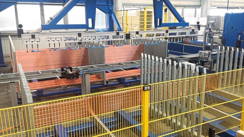Die Gantry-Anlage bei Siemens in Leipzig ist ein Lagersystem mit Portalkran und ermöglicht ein autarkes Arbeiten der Stanzmaschine (Ehrt)
