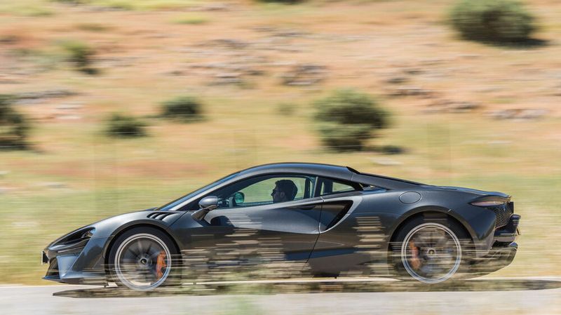 Mit 4,6 Litern ist der Artura nicht nur der sparsamste McLaren aller Zeiten, sondern auf dem Papier sogar genügsamer als ein VW Golf. (Bild: McLaren)