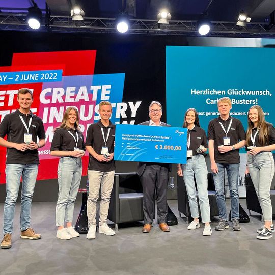 VDMA “Carbon Busters” Award: Hartmut Rauen (centre), Deputy Executive Director of the VDMA, presented the first prize of 3,000 euros to the team of six trainees from Arburg on 30 May 2022. From left: Tobias Helber, Denise Bohnet, Mika Hauser, Svenja Bross, Jannik Muenstermann and Sonja Fritz. VDMA “Carbon Busters” Award: Hartmut Rauen (centre), Deputy Executive Director of the VDMA, presented the first prize of 3,000 euros to the team of six trainees from Arburg on 30 May 2022. From left: Tobias Helber, Denise Bohnet, Mika Hauser, Svenja Bross, Jannik Muenstermann and Sonja Fritz.