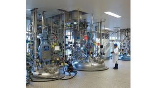 Saltigo-Betriebsleiter Dr. Josef Käsbauer auf der Reaktorebene im neuen CGMP-Betrieb  (Bild: Lanxess)