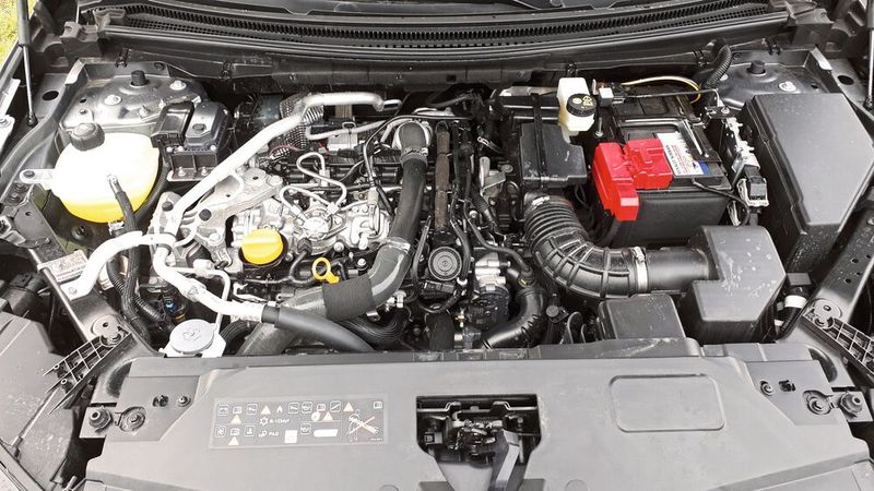 Hinterließ einen guten Eindruck: der „Mild-Hybrid 160“-Antrieb mit 116 kW/158 PS Leistung. Er ermöglicht dem Austral ein flottes Vorankommen. Der Testverbrauch fiel mit 7,6 Lietern auf 100 Kilometern angemessen aus (Werksangabe: 6,3 Liter). Viel weniger ist aufgrund der Ausführung als Mild-Hybrid mit einem Riemenstarter/-generator auch nicht drin. Einen Dieselmotor bietet Renault beim Austral ebenso wenig an wie einen Plug-in-Hybrid. Dafür verrichtet der 1,4-Liter-Vierzylinder in Verbindung mit dem serienmäßigen Automatikgetriebe (CVT) angenehm und zurürckhaltend seinen Dienst. (Bild: Dominsky – VCG)