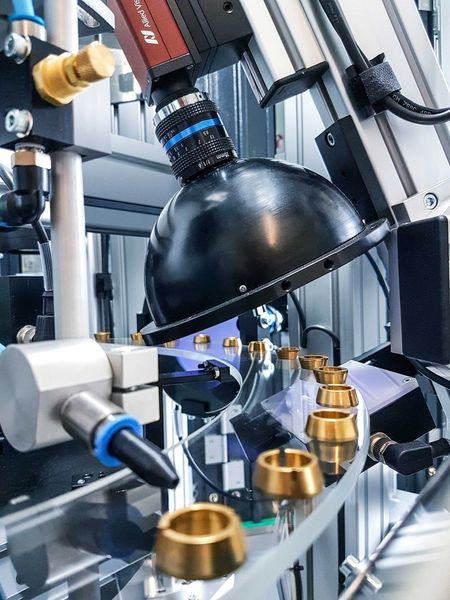 Die modular aufgebauten Prüfzellen der Vester Elektronik GmbH sind in ihrer Gesamtkonzeption ganz auf die Erfordernisse einer modernen Fabrikation ausgerichtet. Die auf unterschiedliche Teile flexibel veränderbaren Prüfzellen gewährleisten mit teilweise beeindruckender Verarbeitungsgeschwindigkeit den hohen Durchsatz und Sicherheit in der Prüf- und Sortierfunktion. Die Zellen bieten ein optimiertes reibungsloses Zusammenspiel aus Beleuchtung, Optik, Kamera, Schnittstellen, Rechner und BV-Software mit komfortabler Bedienoberfläche und ermöglichen auch die Anbindung an Prozesssteuerungen bis hin zur Einbindung in die Unternehmenskommunikation. (Vester Elektronik)