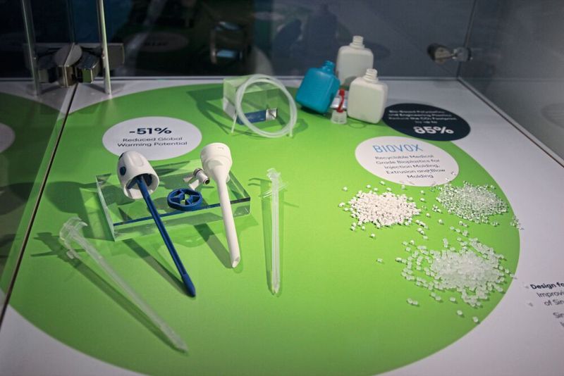 In Zusammenarbeit mit Biovox will Röchling mehr Nachhaltigkeit in die Medizintechnik-Branche bringen, wie hier am Beispiel von chirurgischen Einwegprodukten. (Bild: Breunig – VCG)