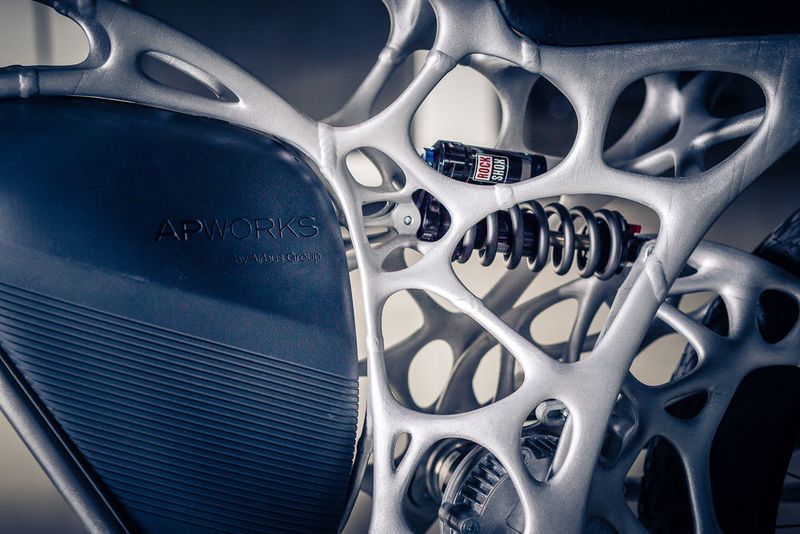 Der Gestaltung sind beim 3D-Druck wenig Grenzen gesetzt: So konnten Kabel und Leitungen durch die Hohlstruktur laufen und die Anschraubpunkte integriert werden. (Bild: Airbus Apworks)