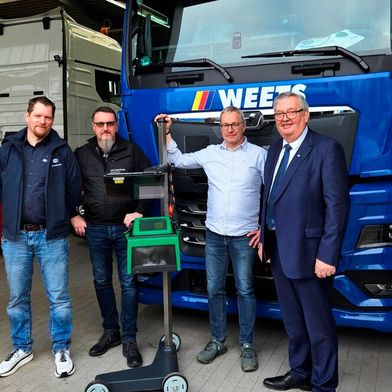 Freude in Emden: Dirk Wibben (l., Hella-Guttmann) überreicht mit Thorsten Kästel (M. TecMotive) und Karl-Heinz Bley (r., Kfz-Präsident von Niedersachsen) an den Werkstattleiter  Bruno Bruns (3.v.l.) das Einstellgerät.  (Bild: ProMotor)