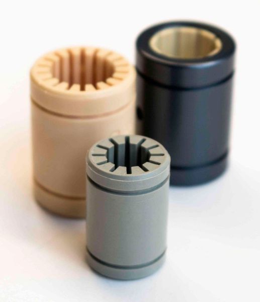 Das gräuliche Vollkunststofflager Drylin Rj4JP ist in den speziellen Abmessungen im sogenannten „Japan-Standard“ erhältlich. (Igus)