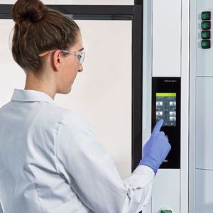 Abb.4: Sichere Bedienung mit der Abzugselektronik per Touch Panel(Bild:  Köttermann)