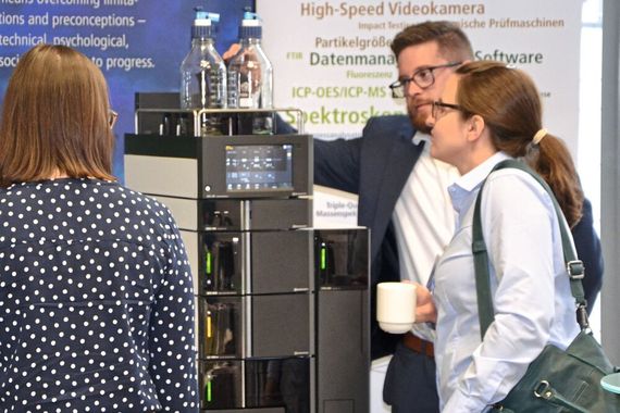 In den Pausen gab es genug Gelegenheit zum HPLC-Erfahrungsaustausch. (LABORPRAXIS/Ottleben)