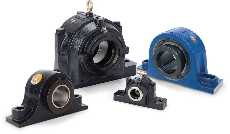 Timken Pendelrollenlager mit Massivgehäuse wurden für schwierigste Einsatzbedingungen entwickelt. Es gibt sie in geteilter Ausführung (die beiden Einheiten in der Mitte) und in einteiliger Ausführung (die beiden äußeren Einheiten). (Bild: Timken)