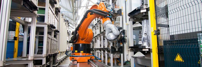 Ein Kuka-Roboter aus der KR-Fortec-Serie verbindet vier Bearbeitungszentren beim Maschinenfabrikanten Merz.(Bild:  Kuka)