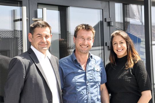 Seit vielen Jahren Partner: (v. li.) Adrian Parusel (Leiter Marketing und Vertrieb DA&DG), Gerhard Fuchs (Geschäftsführer Auto Fuchs) und Stefanie Lacher (Verriebsleiterin Süd DA&DG). Seit vielen Jahren Partner: (v. li.) Adrian Parusel (Leiter Marketing und Vertrieb DA&DG), Gerhard Fuchs (Geschäftsführer Auto Fuchs) und Stefanie Lacher (Verriebsleiterin Süd DA&DG).